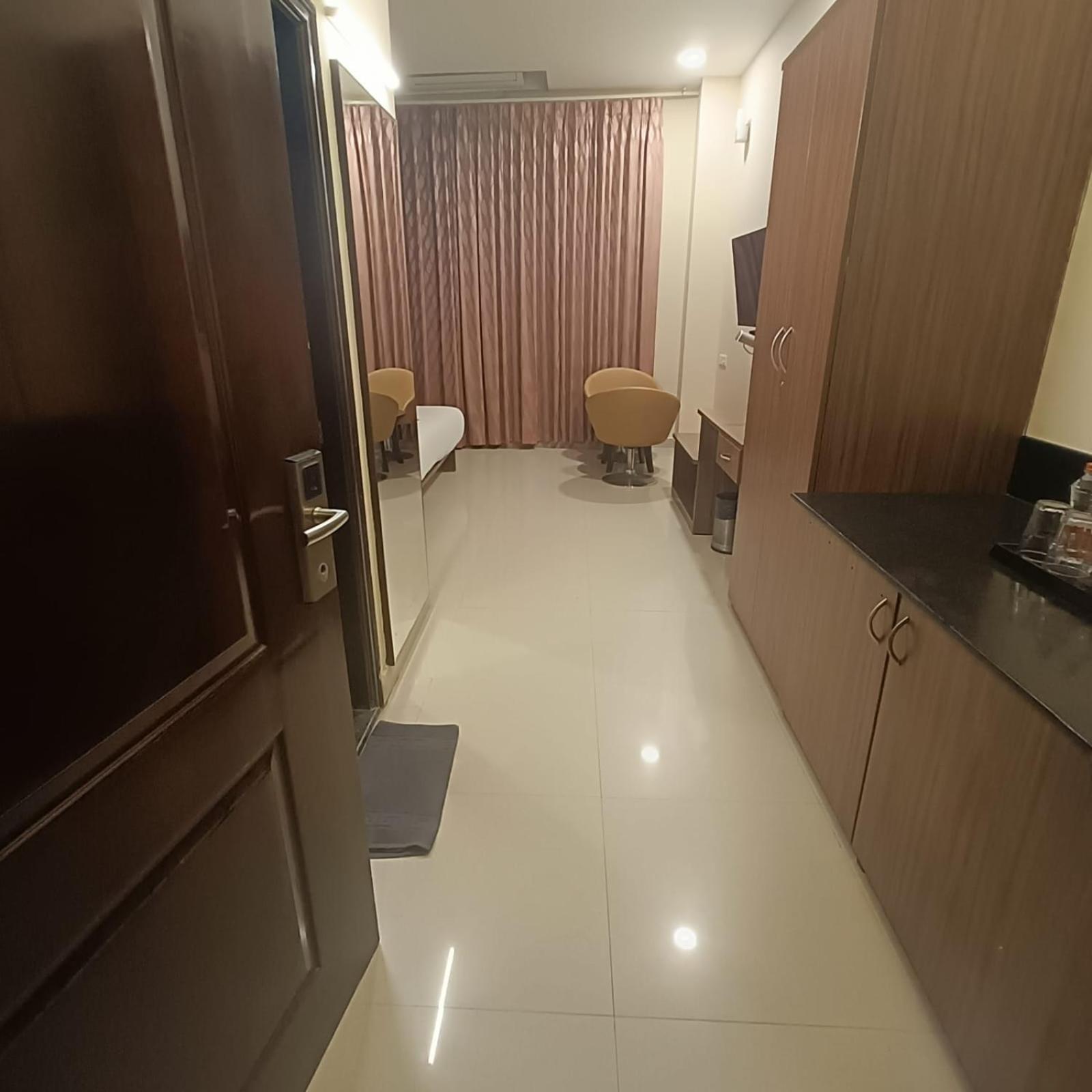 Astra Hotels & Suites Whitefield Near To Nallurahalli Metro Station And Ktpo 班加罗尔 外观 照片