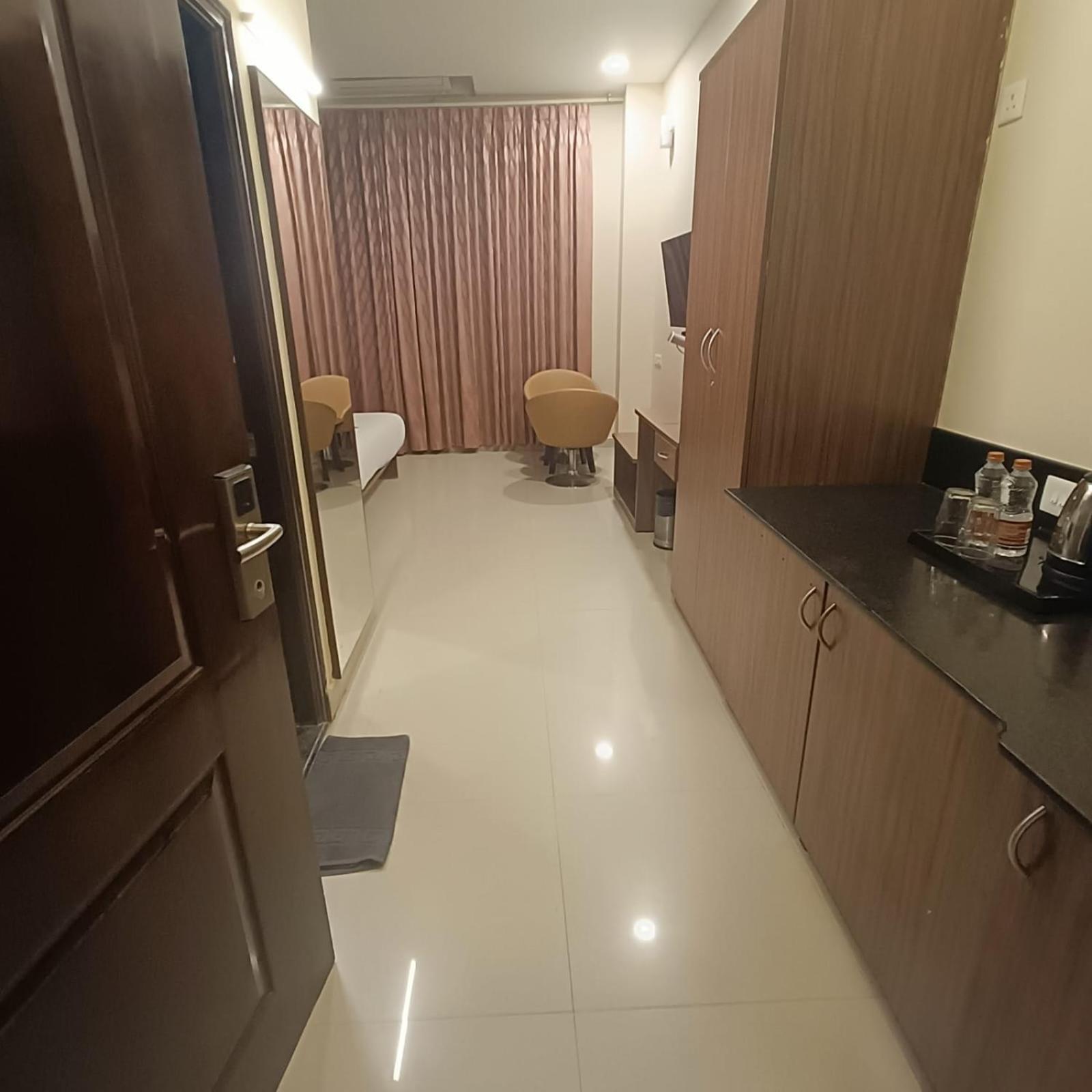 Astra Hotels & Suites Whitefield Near To Nallurahalli Metro Station And Ktpo 班加罗尔 外观 照片
