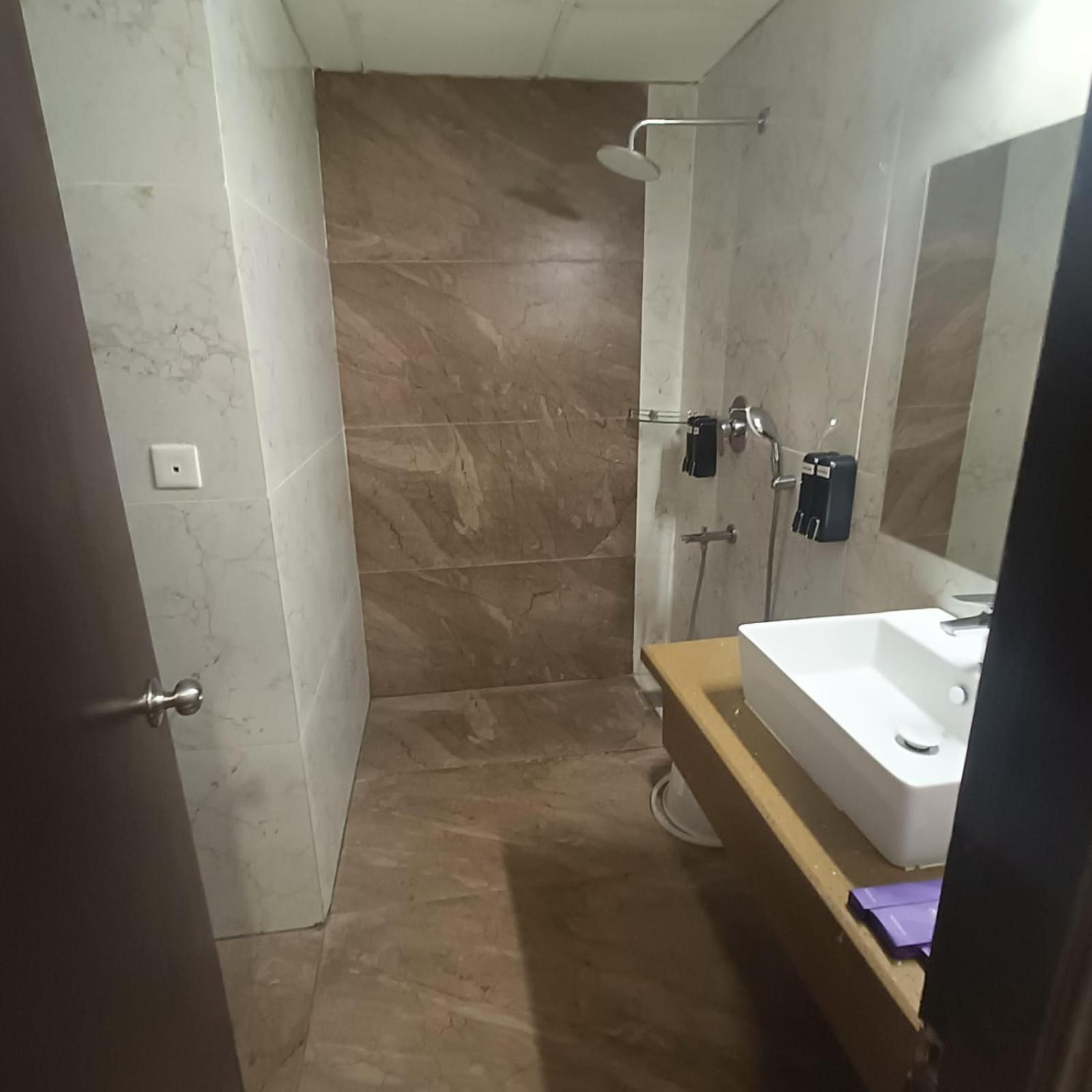 Astra Hotels & Suites Whitefield Near To Nallurahalli Metro Station And Ktpo 班加罗尔 外观 照片